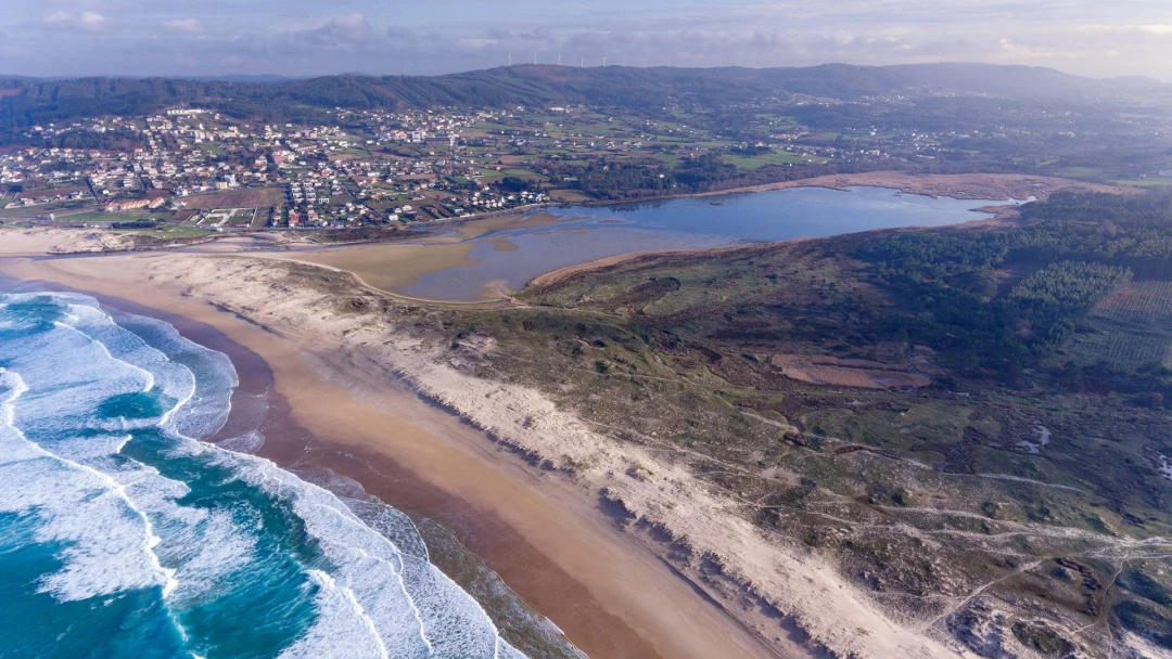 Praia e lagoa da Frouxeira