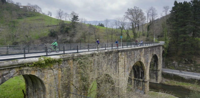 Vía Verde del Urola en bicicleta