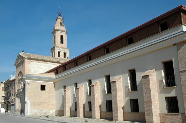 Iglesia y claustro del antiguo convento de franciscanos