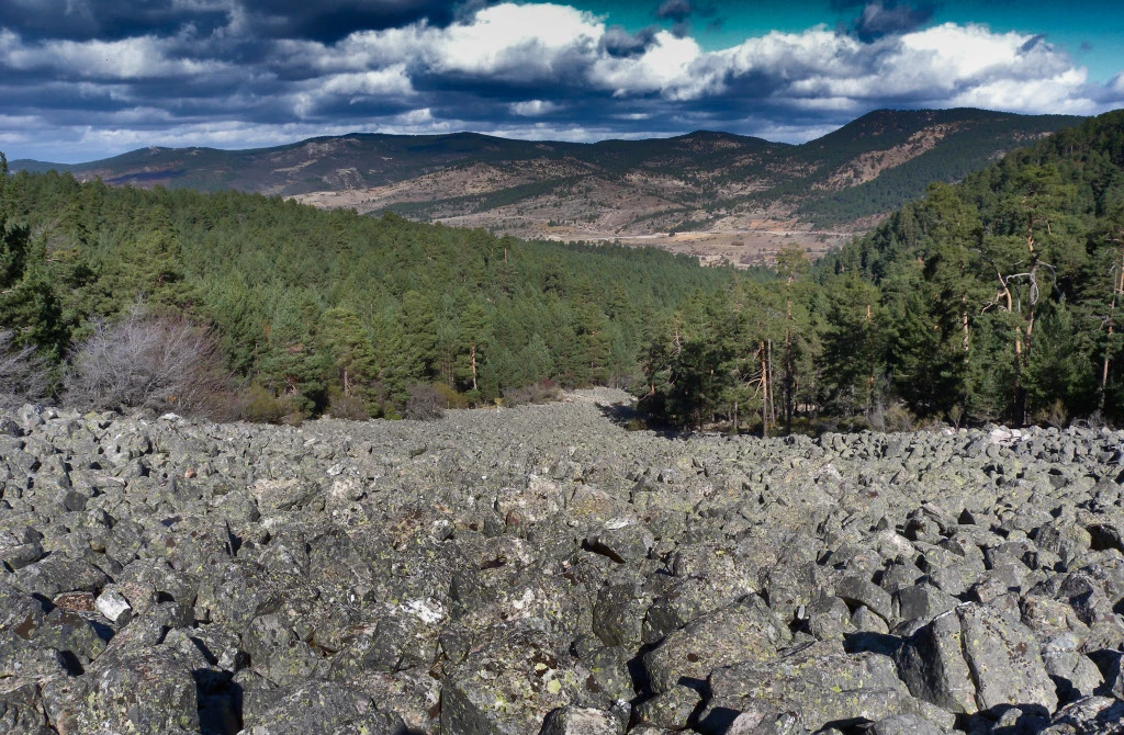 Río de bloques de piedra