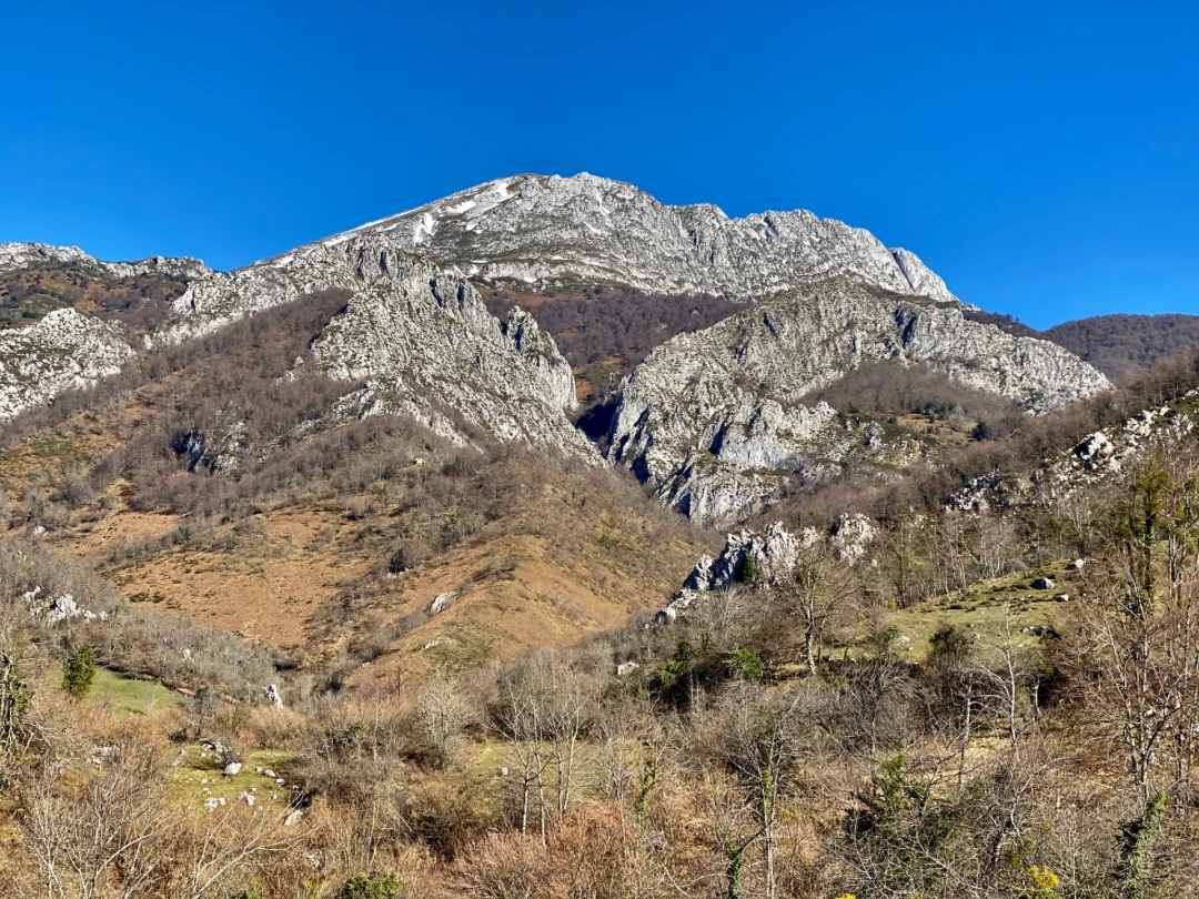 A la sombra del Tiatordos (1215 m)