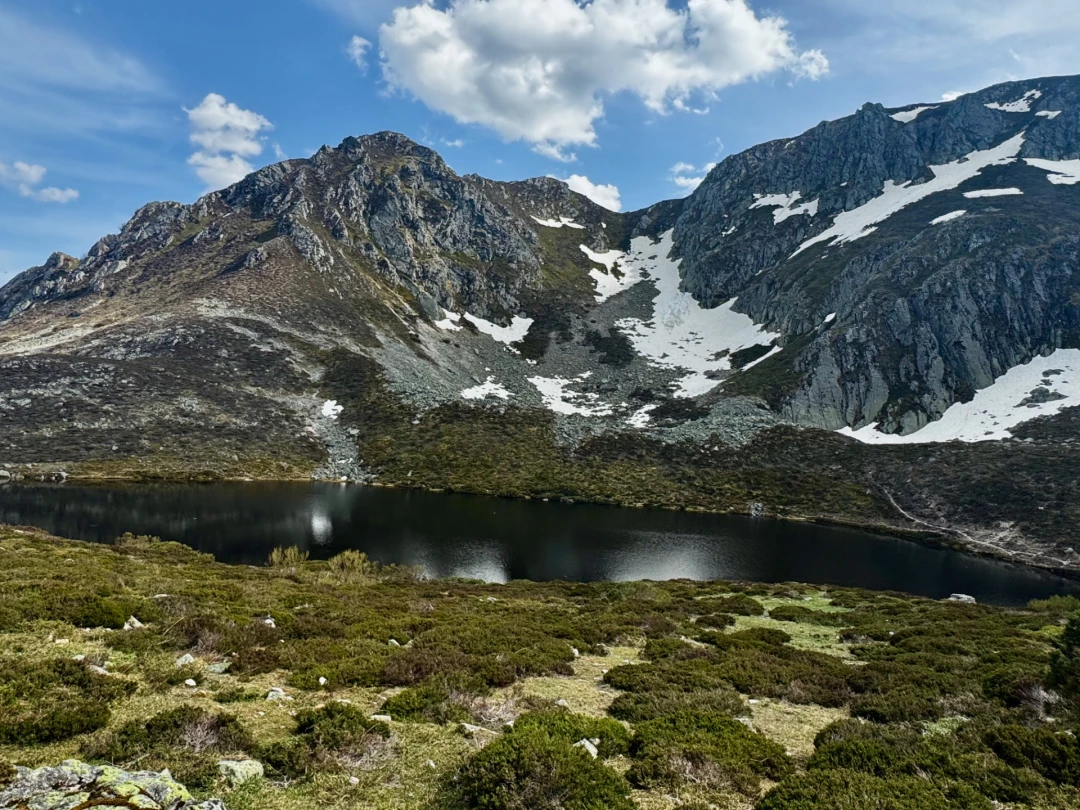 Lago Ubales, un lago nacido del hielo (1700 m)